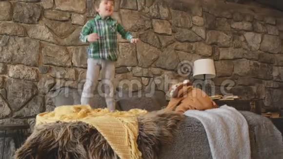 两个幼儿在床上玩跳童年快乐的概念视频的预览图