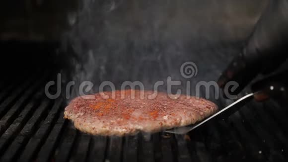 特写镜头美味可口的汉堡帕蒂翻转热烤架厨师准备汉堡包慢点肉类视频的预览图