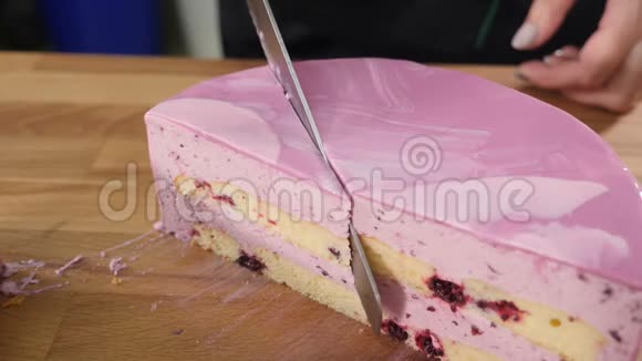 厨师用锋利的刀切蛋糕在木桌上特写镜头慢动作面包店提供甜点的糖果视频的预览图