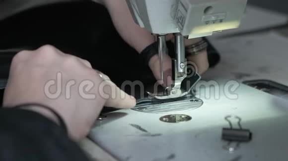 缝纫机针在运动中缝纫机针的特写迅速上下移动视频的预览图