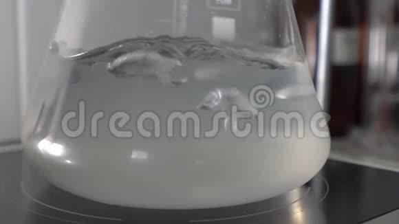 在实验室的研究过程中在玻璃试管中煮沸水特写视频的预览图