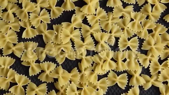 食品背景黑色背景的干法法勒意大利面未煮熟的成分视频的预览图