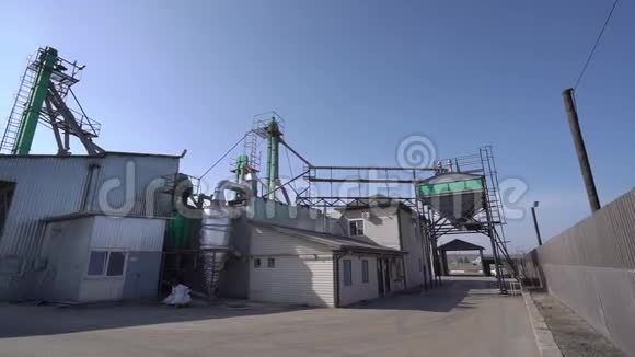 动物饲料厂外观蓝天视频的预览图