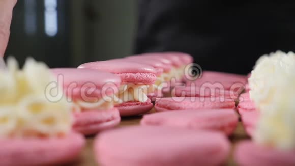 面包店烹饪食品和烘焙糕点店的概念做粉色的开心果Macoons美味可口视频的预览图