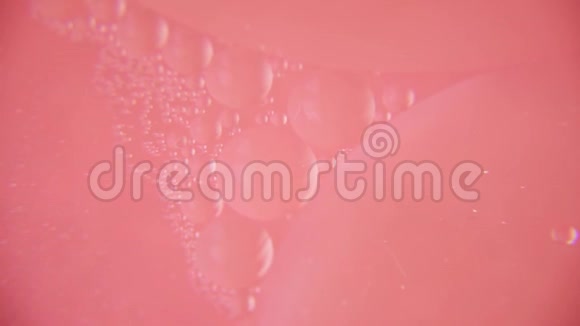 在油性水上抽象气泡形状视频的预览图