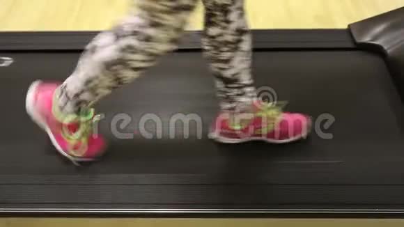 一个孩子在健身房跑步机上跑步健身和健康生活方式概念视频的预览图