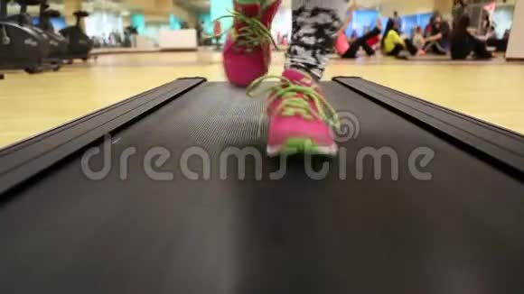 一个孩子在健身房跑步机上跑步健身和健康生活方式概念视频的预览图