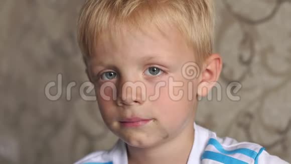 一个小男孩的特写肖像他的脸很脏手很脏视频的预览图