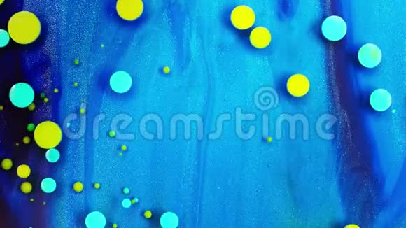 美丽的颜料和墨水在油蓝色五颜六色的泡泡抽象的彩色颜料视频的预览图