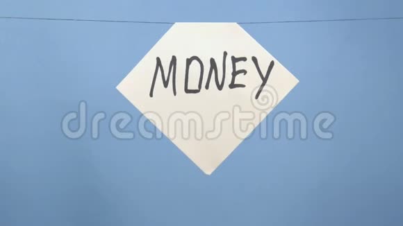 在蓝色背景上着一张黑字钱的白纸燃烧和吸烟视频的预览图