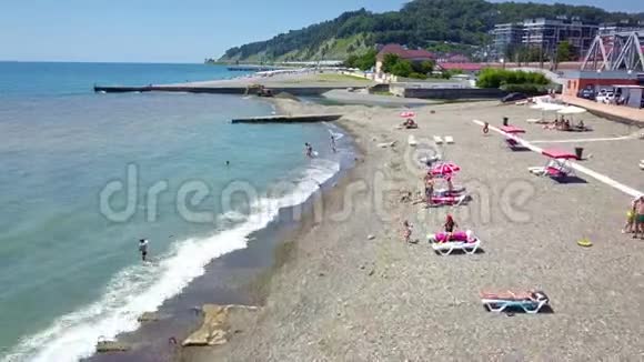 夏天黑海的海岸和海滩视频的预览图