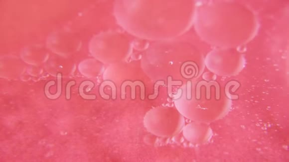 在油性水上抽象气泡形状视频的预览图