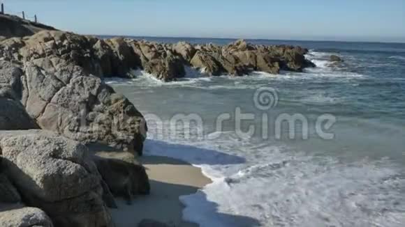 潮潮期间北加州大苏尔蒙特雷地区海岸线上的波浪撞击视频的预览图
