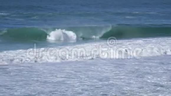 潮潮期间冲浪者追逐海浪撞击北加州大萨蒙特利地区海岸线视频的预览图