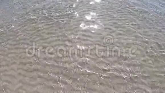 水晶清水和白沙的慢动作视频的预览图