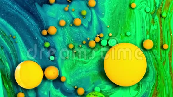 黄色油墨反应形成漂亮的油漆气泡结构五颜六色的液体墨水多元背景液体视频的预览图