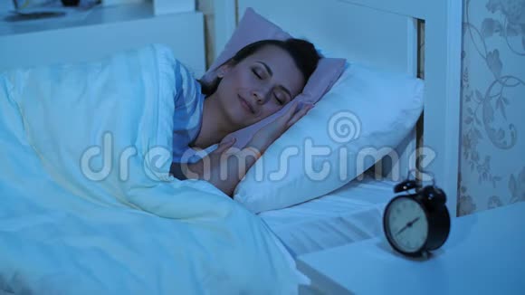 幸福的女人睡得很舒服视频的预览图