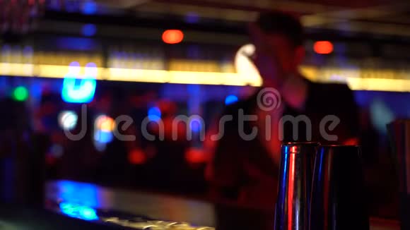 穿西装的男人在酒吧柜台点饮料庆祝一个人放松的气氛视频的预览图