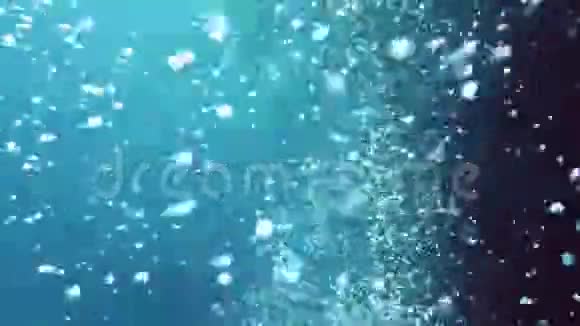 在干净的蔚蓝海洋中水下气泡视频的预览图