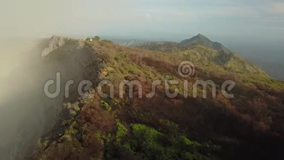 空中无人驾驶飞机右上角火山顶边缘道路4K视频的预览图