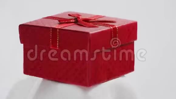 精美红色礼盒旋转360度假期和礼物在白色背景下视频的预览图