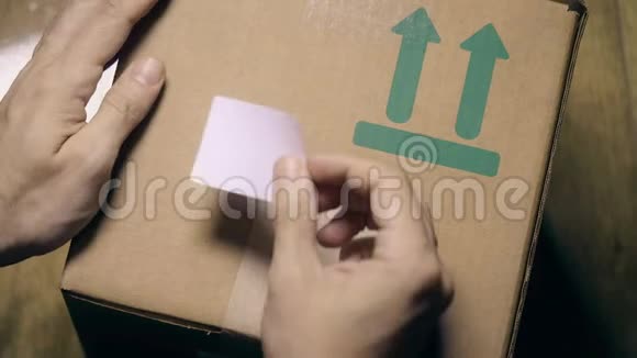 男子在盒子上贴上冠状病毒疫苗标签视频的预览图