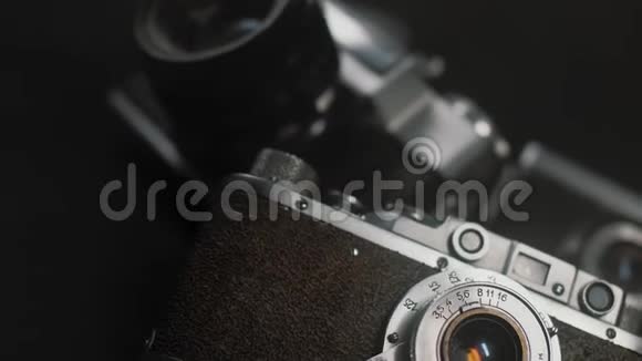 老式胶片摄影相机就在其他老式模拟相机的背景下视频的预览图