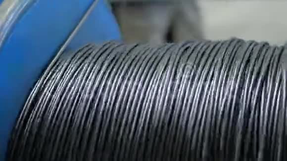 旋转线圈上的缠绕电缆电力电缆的生产视频的预览图