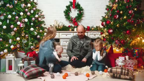新的一年爸爸给女儿送新年礼物亲吻她的脸颊视频的预览图