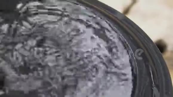 在雨天有水滴滴在黑桶盖上的水视频的预览图