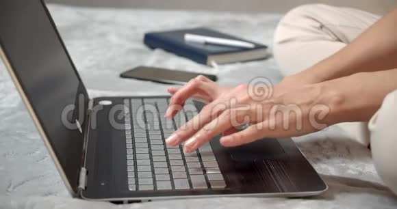 合上电脑键盘上的女性手无面向妇女自由职业者或在家工作的学生视频的预览图