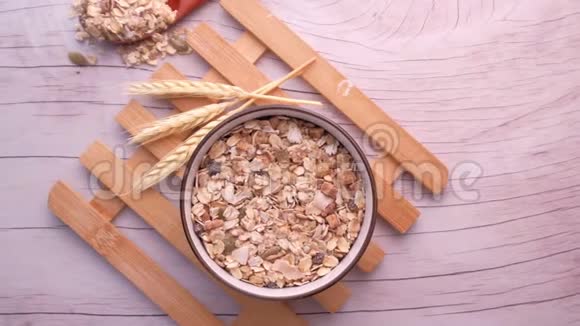 提供早晨早餐的碗中燕麦的俯视图视频的预览图