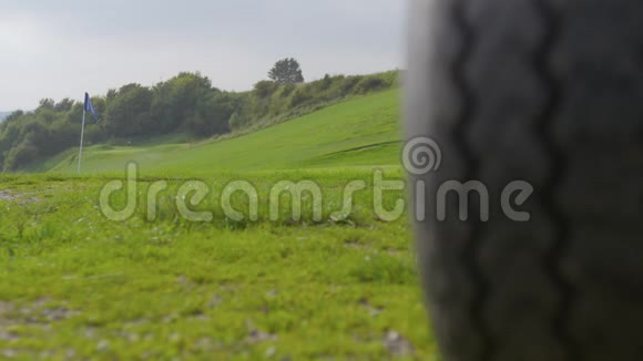 高尔夫球场和车辆轮胎景观视频的预览图