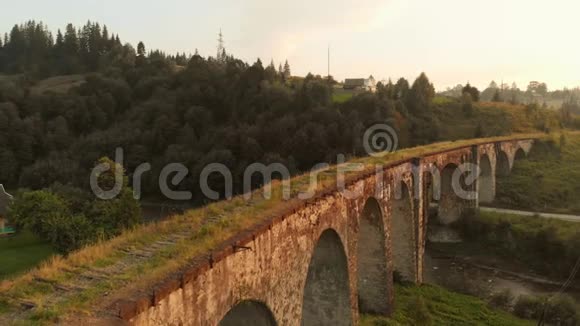 乌克兰Transcarpathia老铁路桥的风景视频的预览图