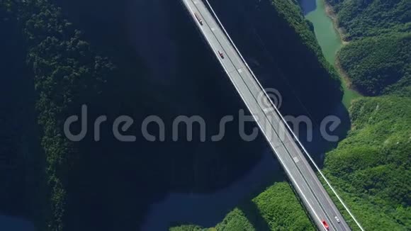 湖北峡谷四渡河吊桥鸟瞰图视频的预览图
