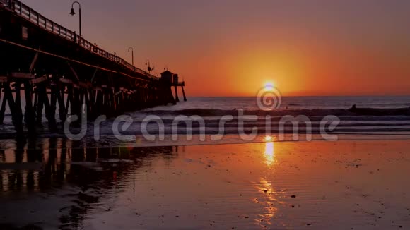 加州圣克莱门塔美丽的橙色粉红色日落有史诗般的光线和太阳耀斑的木墩视频的预览图
