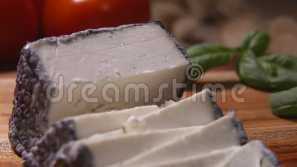 用灰模将柔软的山羊奶酪封闭起来视频的预览图