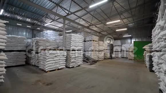 生产仓库有折叠的白色饲料袋供农村动物使用饲料生产厂视频的预览图