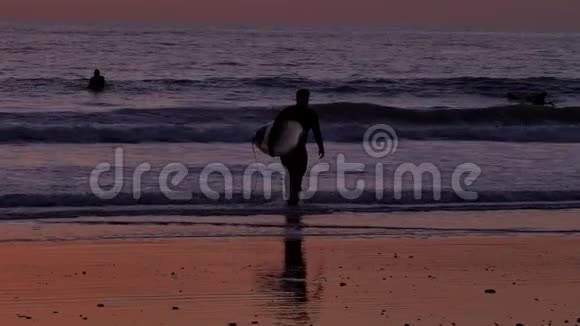 冲浪者席鲁特步行扶板风景橙色粉红色日落与史诗般的光线和太阳耀斑木墩在视频的预览图