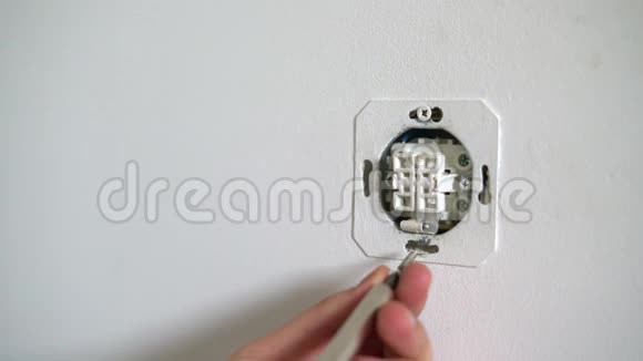电工用螺丝刀固定电插座室内开关和插座的搬运工视频的预览图