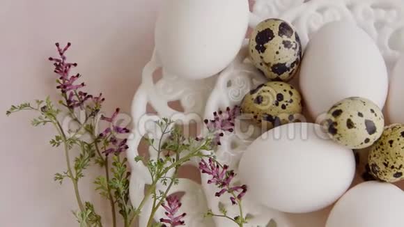 白色盘子上的鹌鹑蛋和野花视频的预览图
