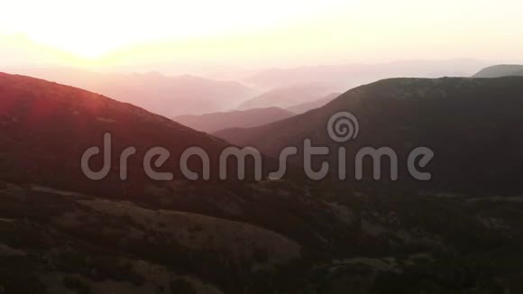 喀尔巴阡山脉的山谷上有日落的天空视频的预览图