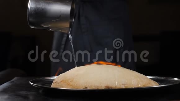 豪华餐厅的美食鱼类烹饪烹饪理念给多拉多加伏特加点燃火焰慢动作视频的预览图