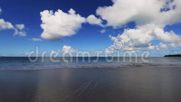 位于加勒比西印度群岛的安提瓜和巴布达圣约翰田园诗般的海滩海浪和云层视频的预览图