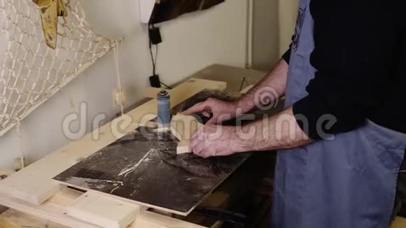 人用锯末飞进两侧的磨床打磨鱼尾形图案专业木工视频的预览图
