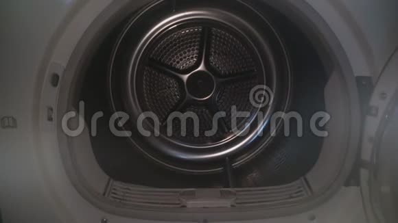 相机在旧的空的洗衣机滚筒或烘干机内滑动的多利镜头视频的预览图