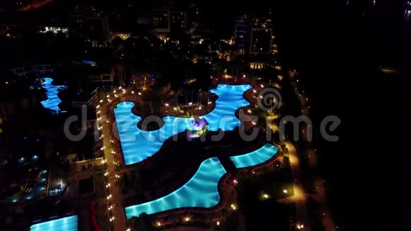 带游泳池和灯光的酒店夜景视频的预览图