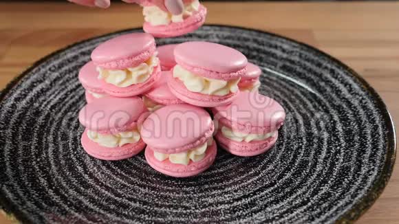 马卡龙美味和美丽的法国甜点被放在一个黑暗的盘子上提供餐厅甜点视频的预览图
