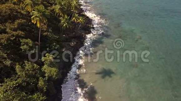 美丽的4K无人机视频惊人的黑沙滩视频的预览图