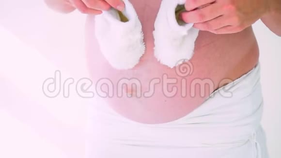 孕妇肚子和婴儿袜子视频的预览图